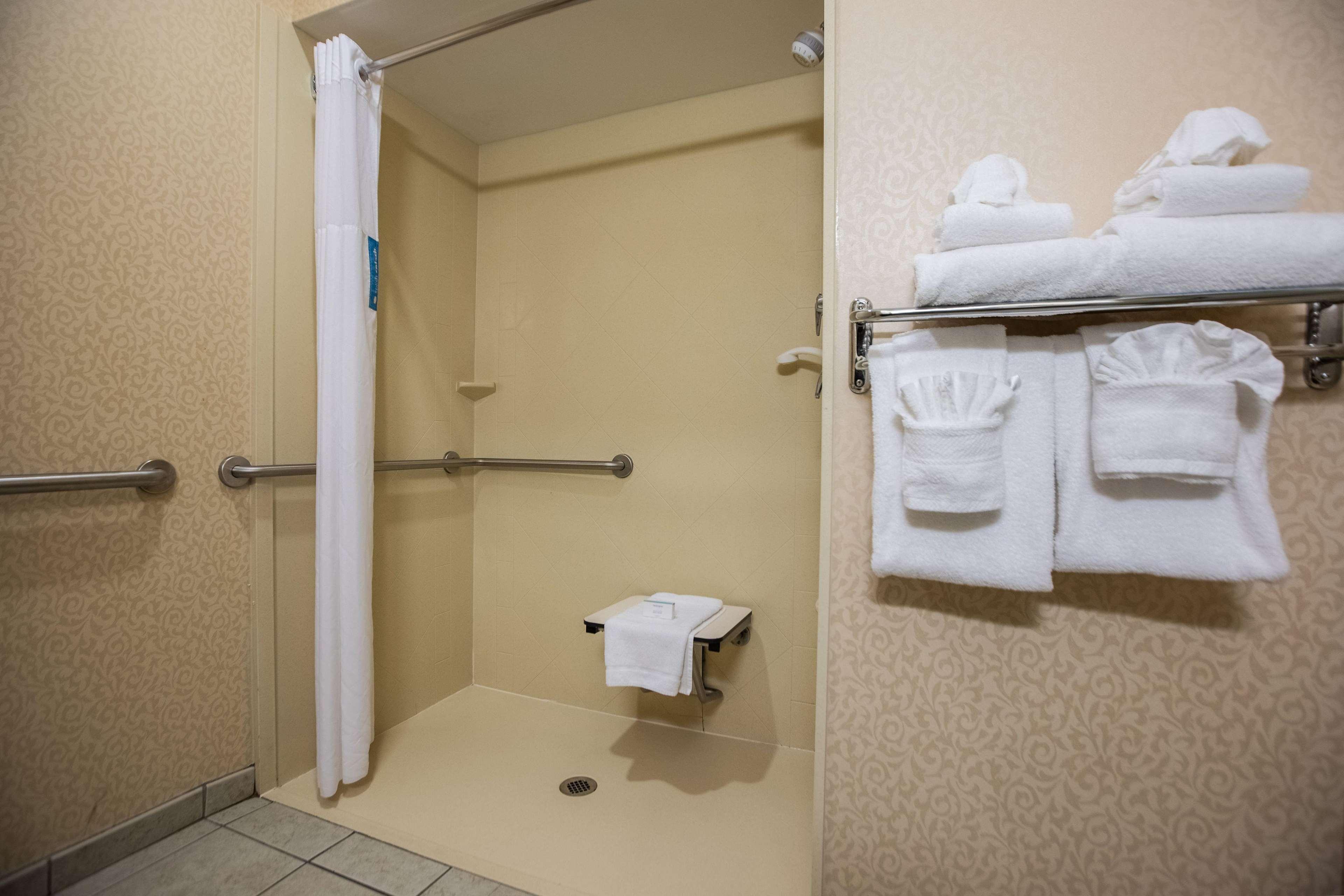 Hampton Inn Hadley-Amherst Area Bagian luar foto