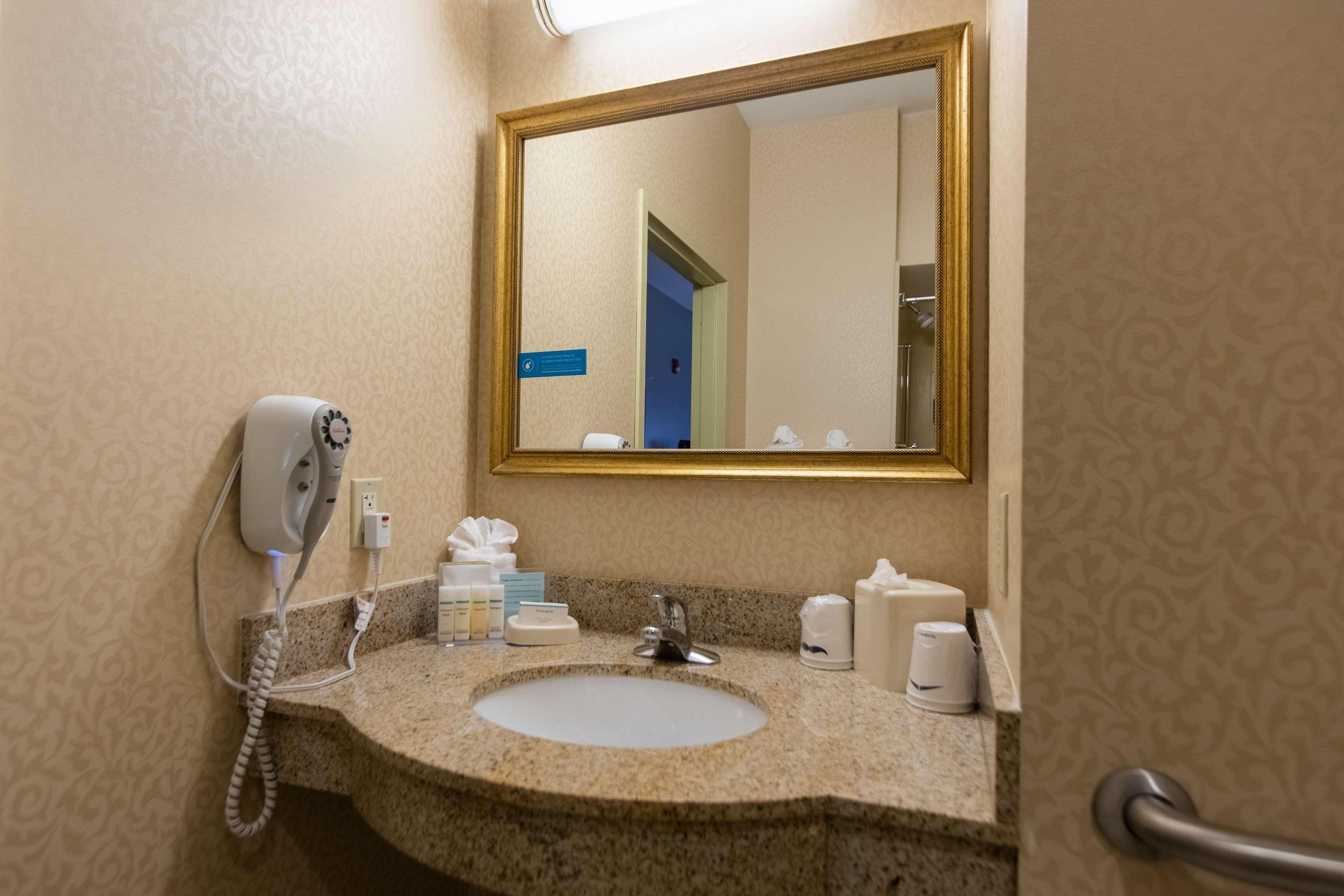 Hampton Inn Hadley-Amherst Area Bagian luar foto