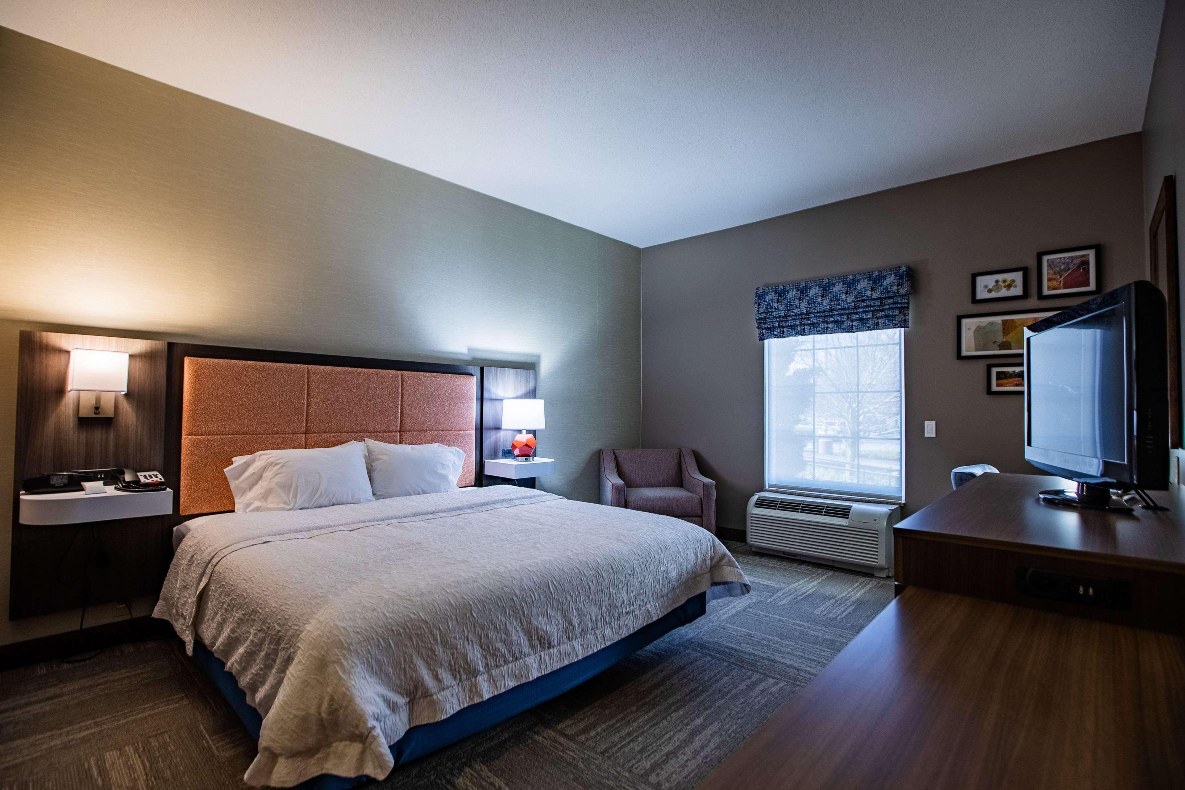 Hampton Inn Hadley-Amherst Area Bagian luar foto