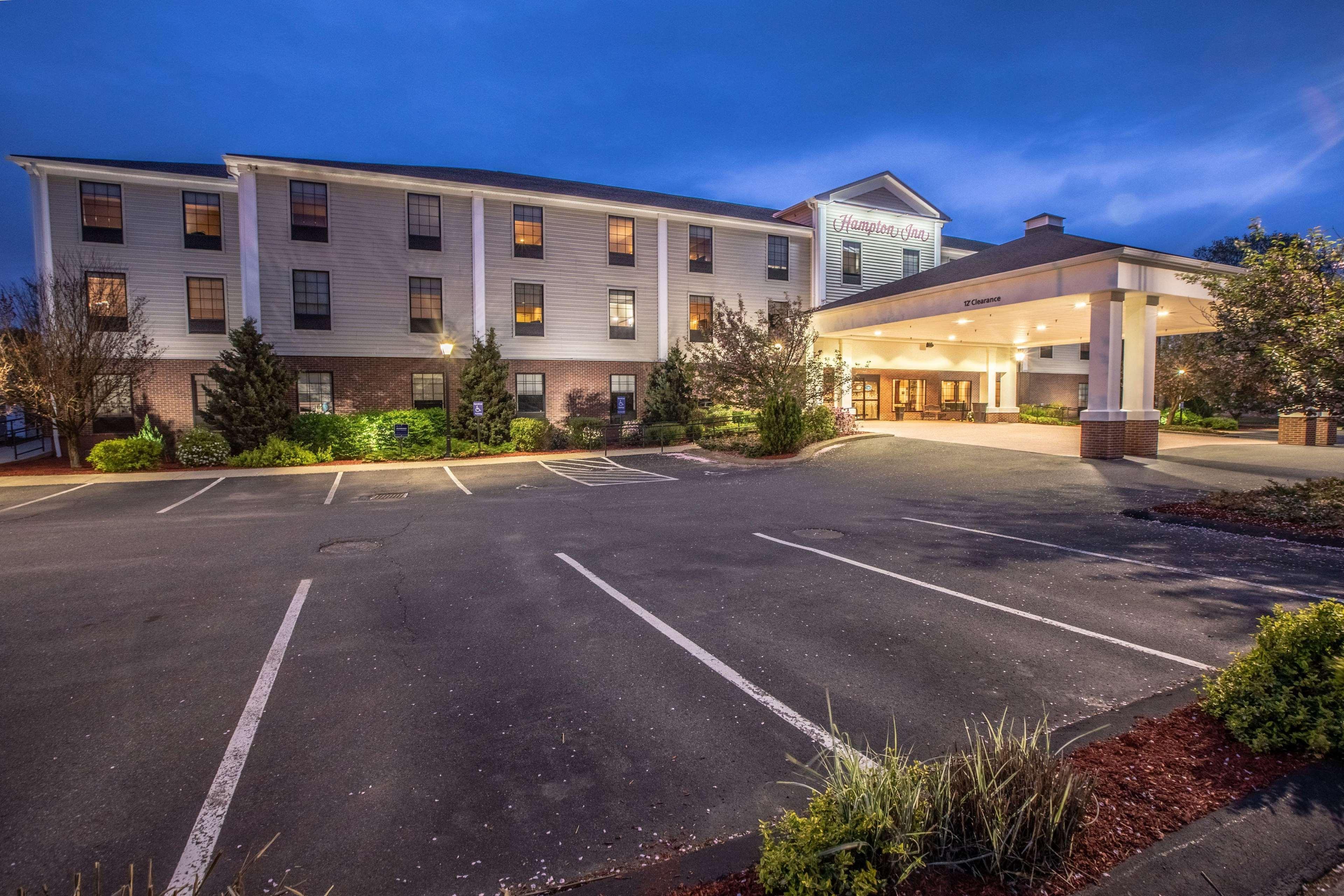 Hampton Inn Hadley-Amherst Area Bagian luar foto