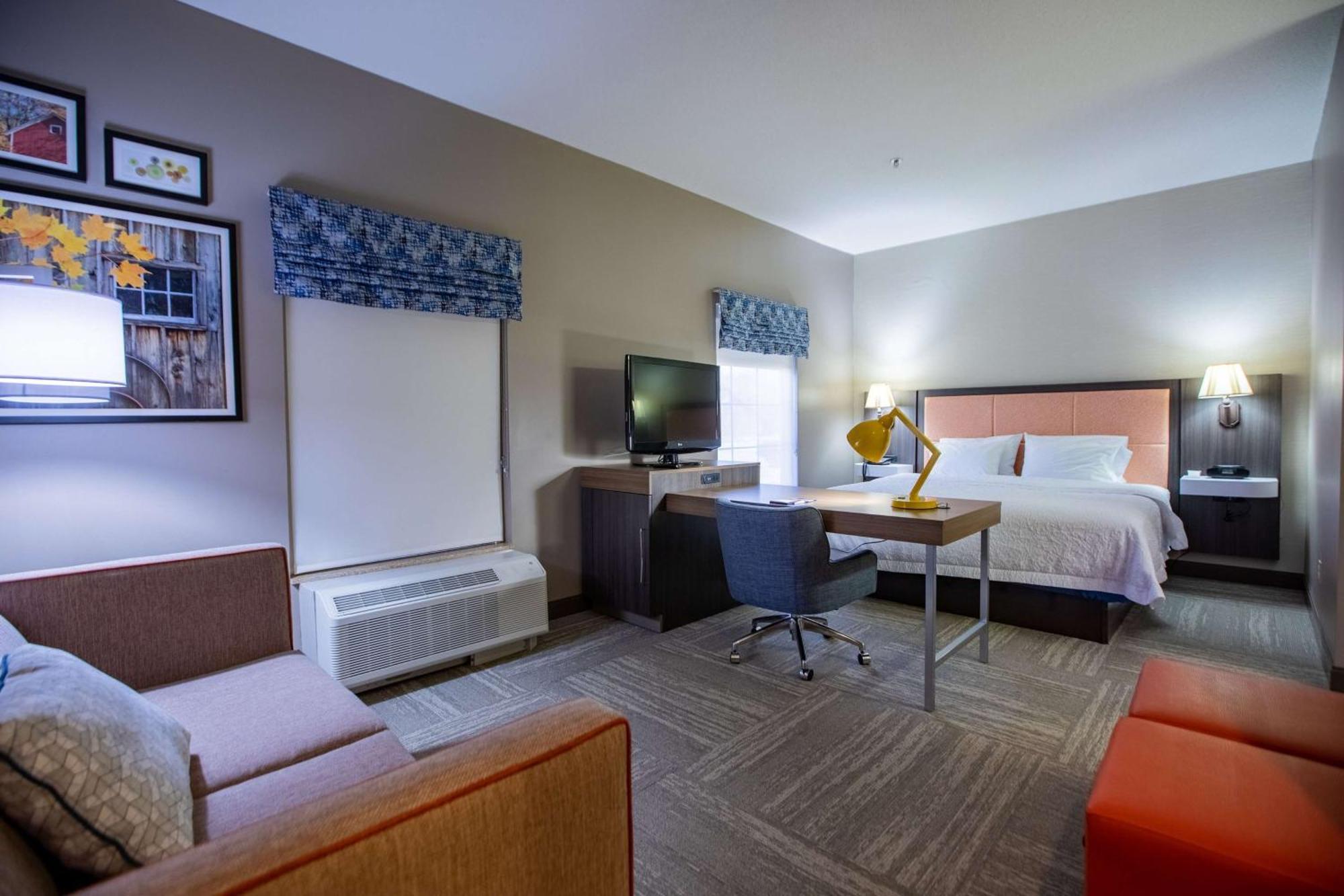 Hampton Inn Hadley-Amherst Area Bagian luar foto