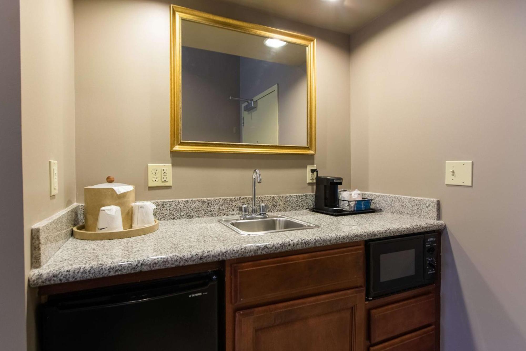 Hampton Inn Hadley-Amherst Area Bagian luar foto