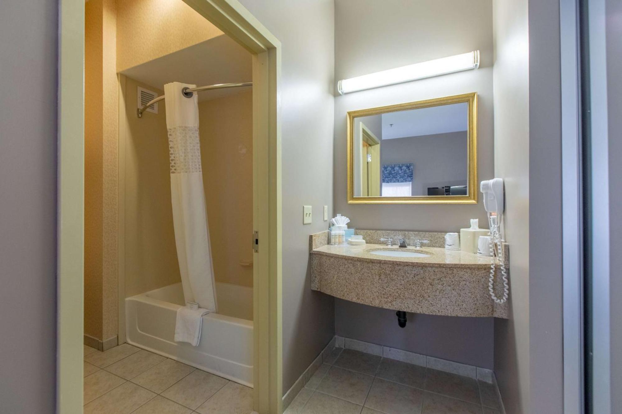 Hampton Inn Hadley-Amherst Area Bagian luar foto