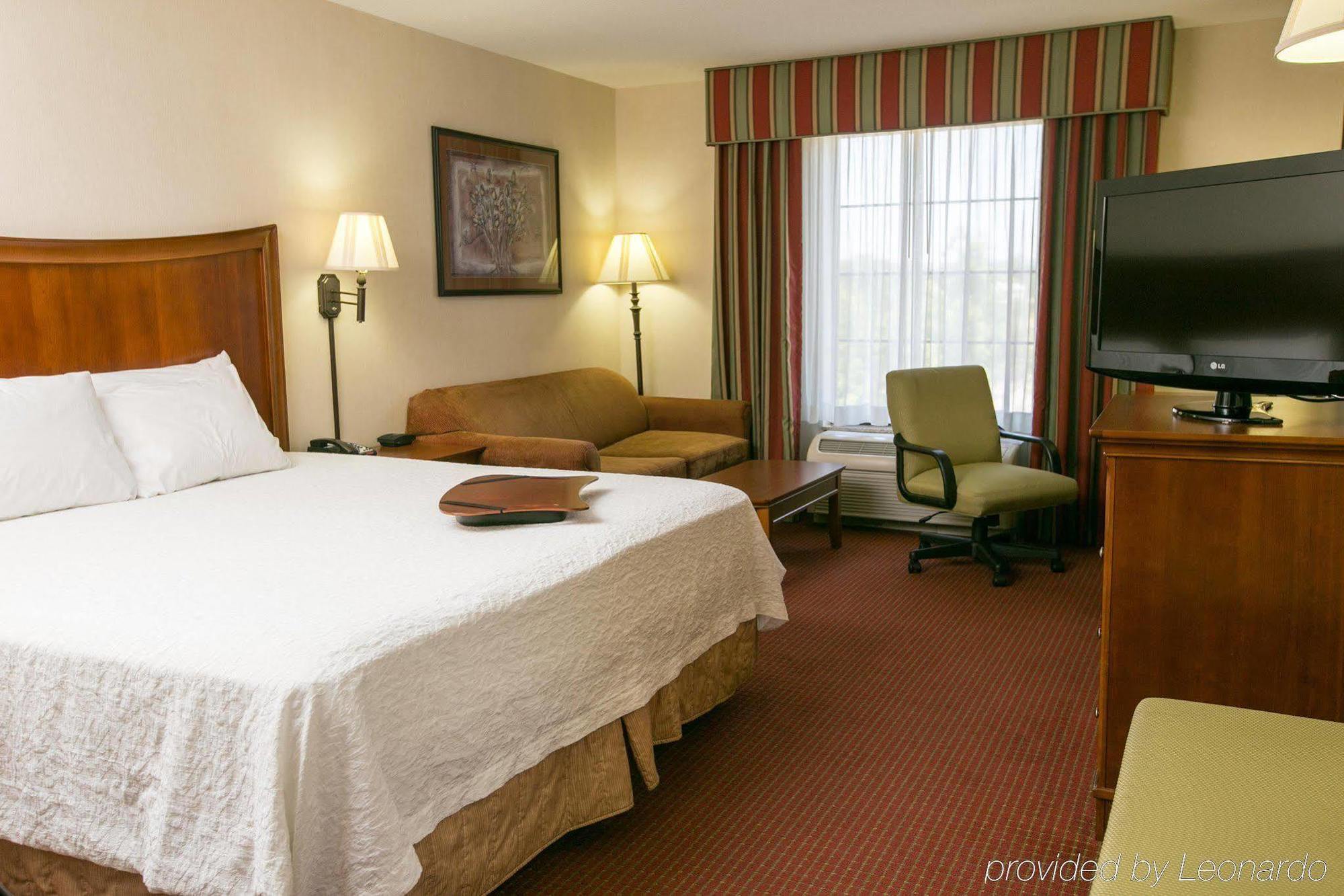 Hampton Inn Hadley-Amherst Area Bagian luar foto