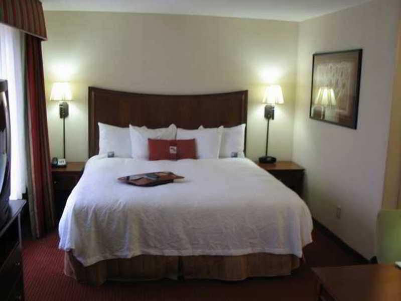 Hampton Inn Hadley-Amherst Area Bagian luar foto